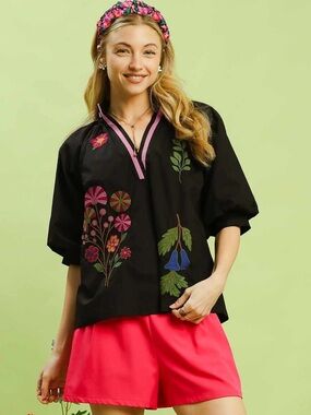 ♥️Hello Gorgeous! Umgee Embroidered Floral V-Neck Blouse